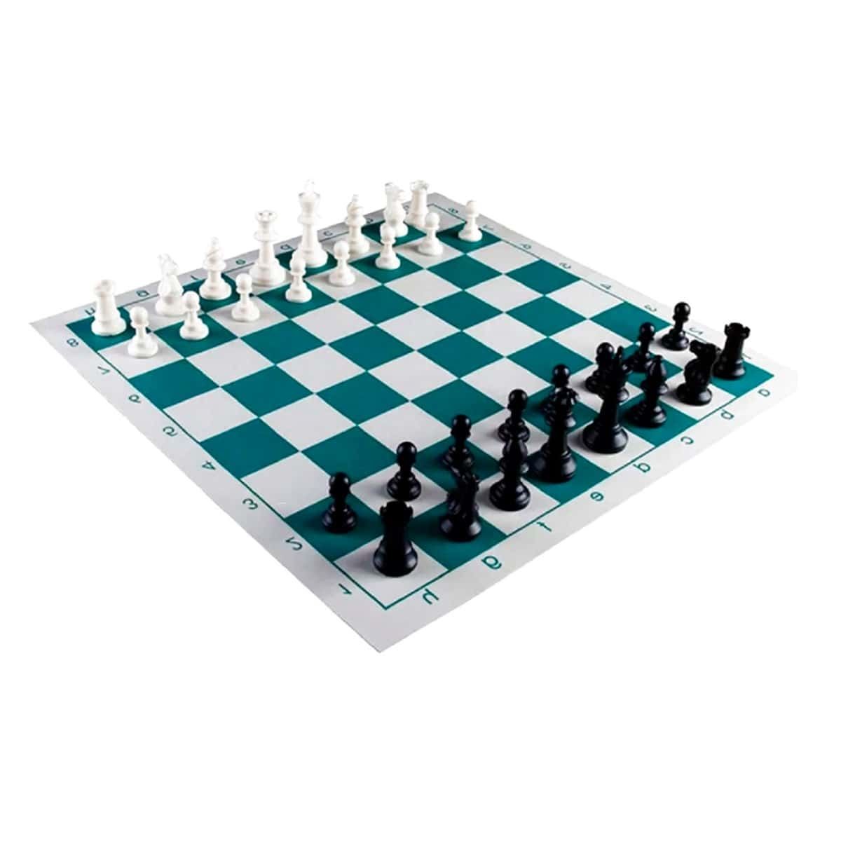 Um tabuleiro de xadrez com fundo preto e um jogo de xadrez de
